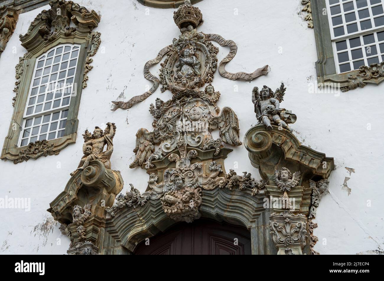 Nahaufnahme der religiösen Ornamente über dem Haupteingang der Kirche Sao Francisco de Assis, die sich am frei Orlando Platz im historischen Zentrum befindet. Stockfoto