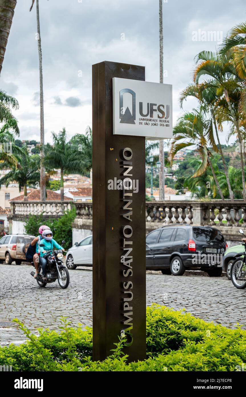 Das Totem-Zeichen der Universität Sao Joao Del Rei am Eingang des Campus und in der Mitte einiger Büsche in der Nähe des frei Orlando Platzes. Stockfoto