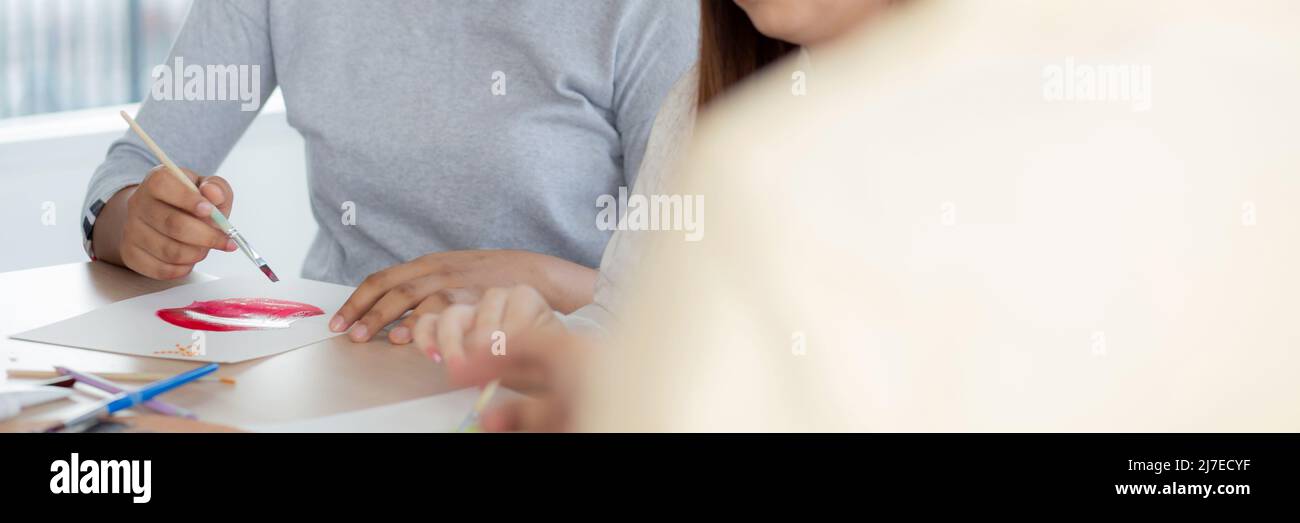 Gruppe von Studenten sitzen und studieren und lernen Zeichnen mit Lehrer zusammen im Klassenzimmer der Schule, Schüler Kreativität und Entwicklung für dra Stockfoto