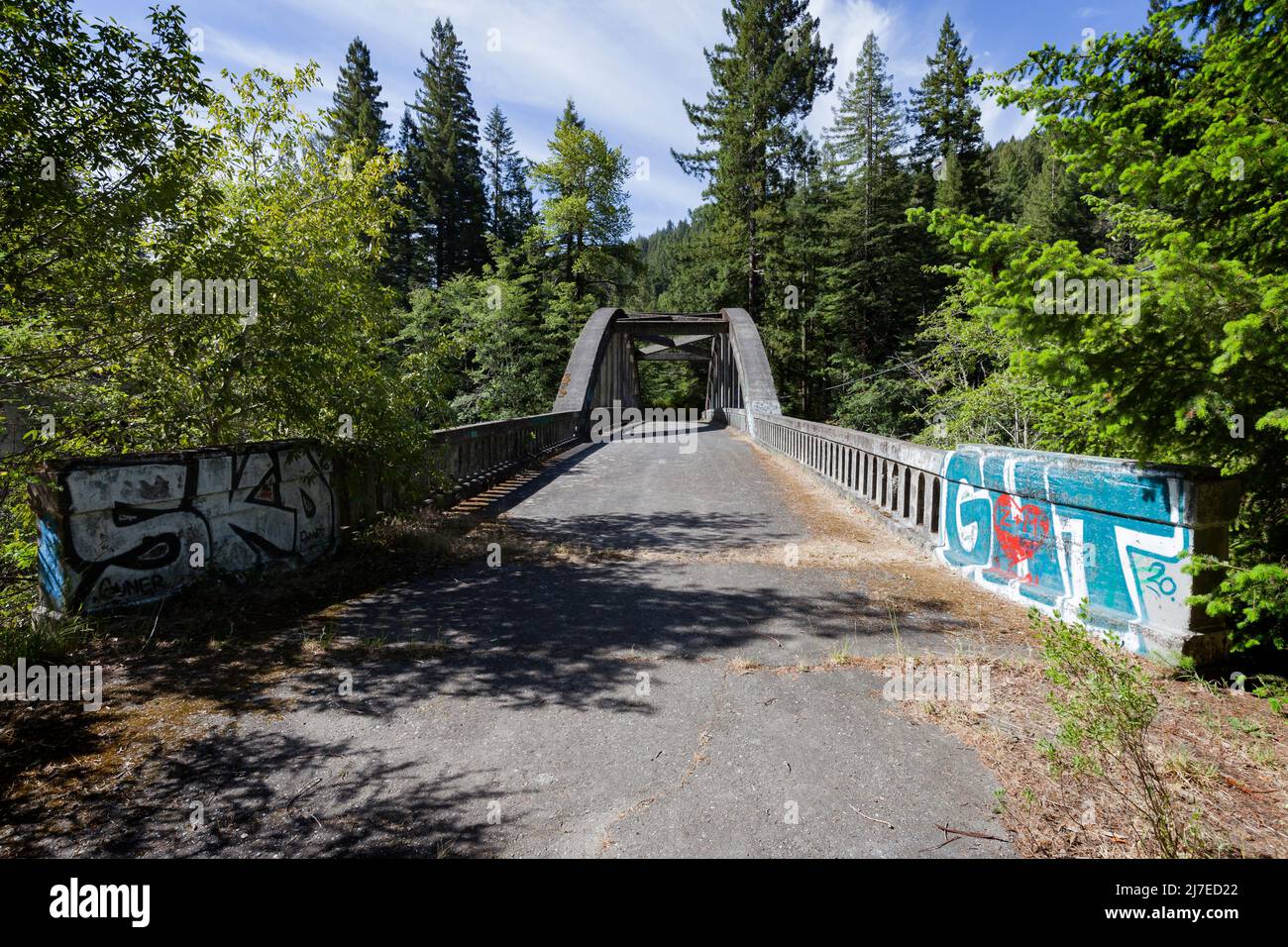 Verlassene Brücke über den Van Duzen River im Norden Kaliforniens entlang des State Highway 36. Stockfoto