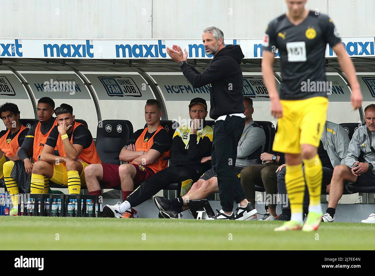 firo: Fuvuball: Fußball: 07.05.2022 1.Bundesliga, Saison 2021/2022 33.Spieltag SpVgg Greuther Fvºrth - Borussia Dortmund 1:3, Trainer Marco Rose, Borussia Dortmund, BVB, Dortmund, Ganze Figur, Geste, Stockfoto