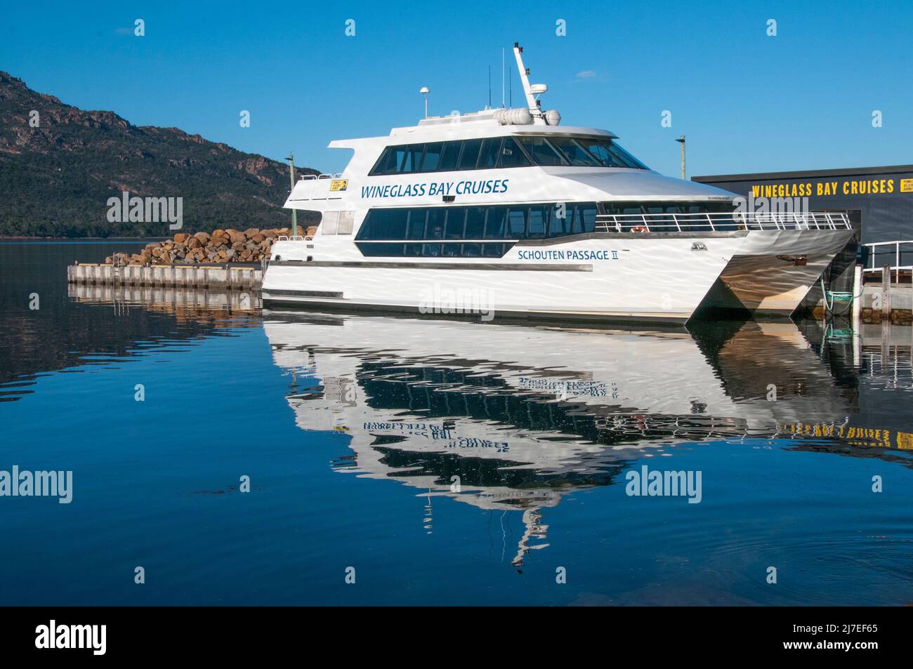 Das zweiflügelige Schiff „Schouten Passage II“ der Wineglass Bay Cruises dockte in Coles Bay, Tasmanien, Australien an Stockfoto