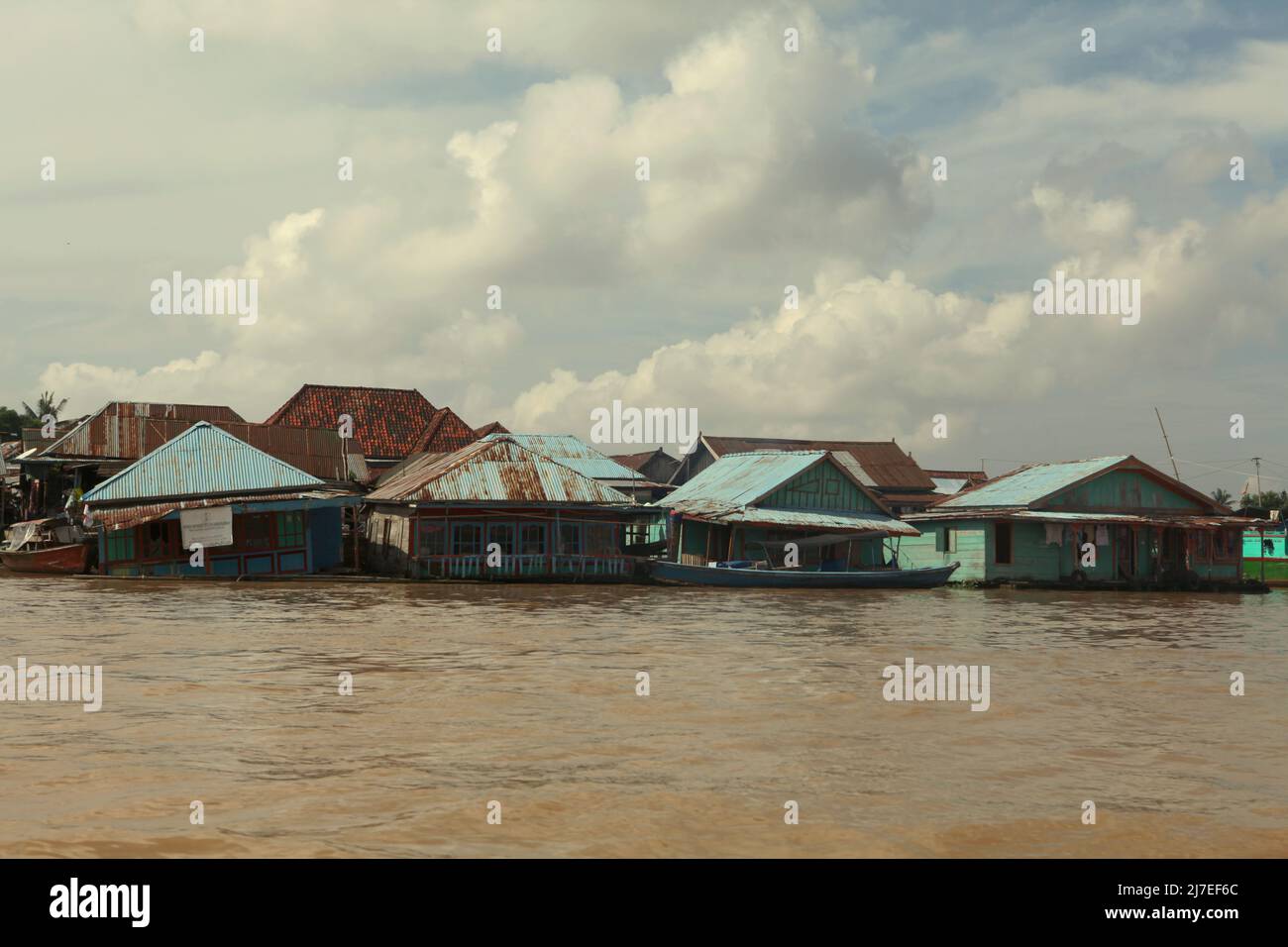 Schwimmende Häuser auf dem Fluss ll in Palembang, Süd-Sumatra, Indonesien. In Srivijaya-Zeiten lebten viele Bürger auf schwimmenden Häusern entlang des Flusses. I-Tsing (Yijing), ein chinesischer Mönch aus dem 7. Jahrhundert, der auf der Seestraße nach Indien reiste, um Buddhismus zu lernen, schrieb auf seine Notizen, dass das Segel von heute an 20 Tage dauerte, bevor 'das Schiff die Hauptstadt Srivijaya erreichte), wo ich landete und sechs Monate blieb, Die Sabdavidya (Sanskrit Grammatik) wird allmählich erlernt.“ Stockfoto