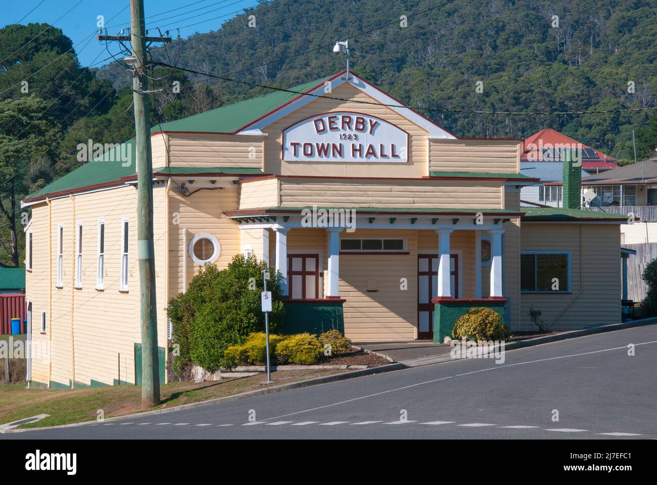 Historisches Rathaus in Derby, Nordost-Tasmanien, Australien. Diese abgelegene Gemeinde hat ein neues Leben als Drehscheibe für Mountainbike-Strecken gefunden. Stockfoto