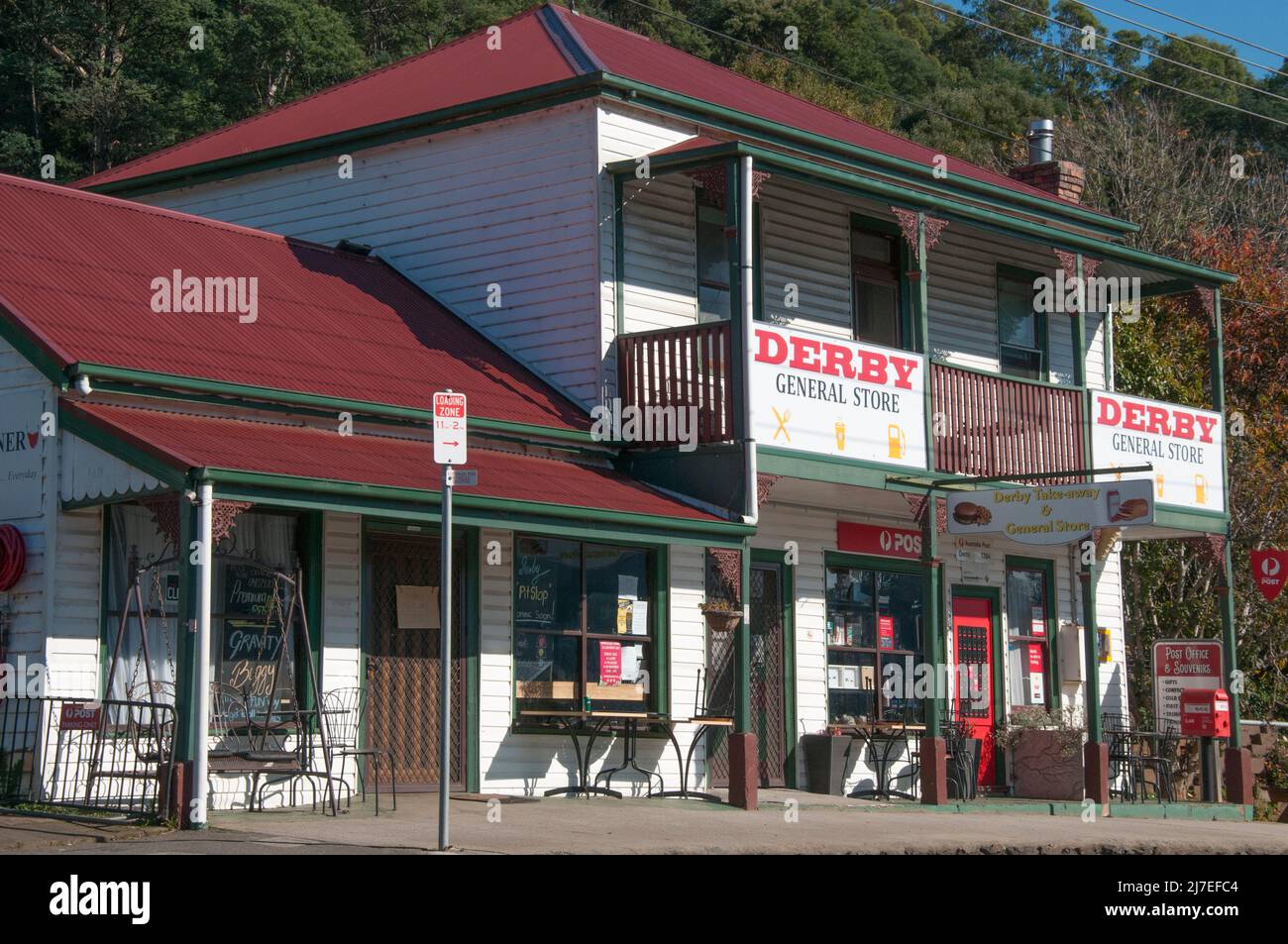 Historisches Geschäft in Derby, Nordost-Tasmanien, Australien. Diese abgelegene Gemeinde hat ein neues Leben als Drehscheibe für Mountainbike-Strecken gefunden. Stockfoto