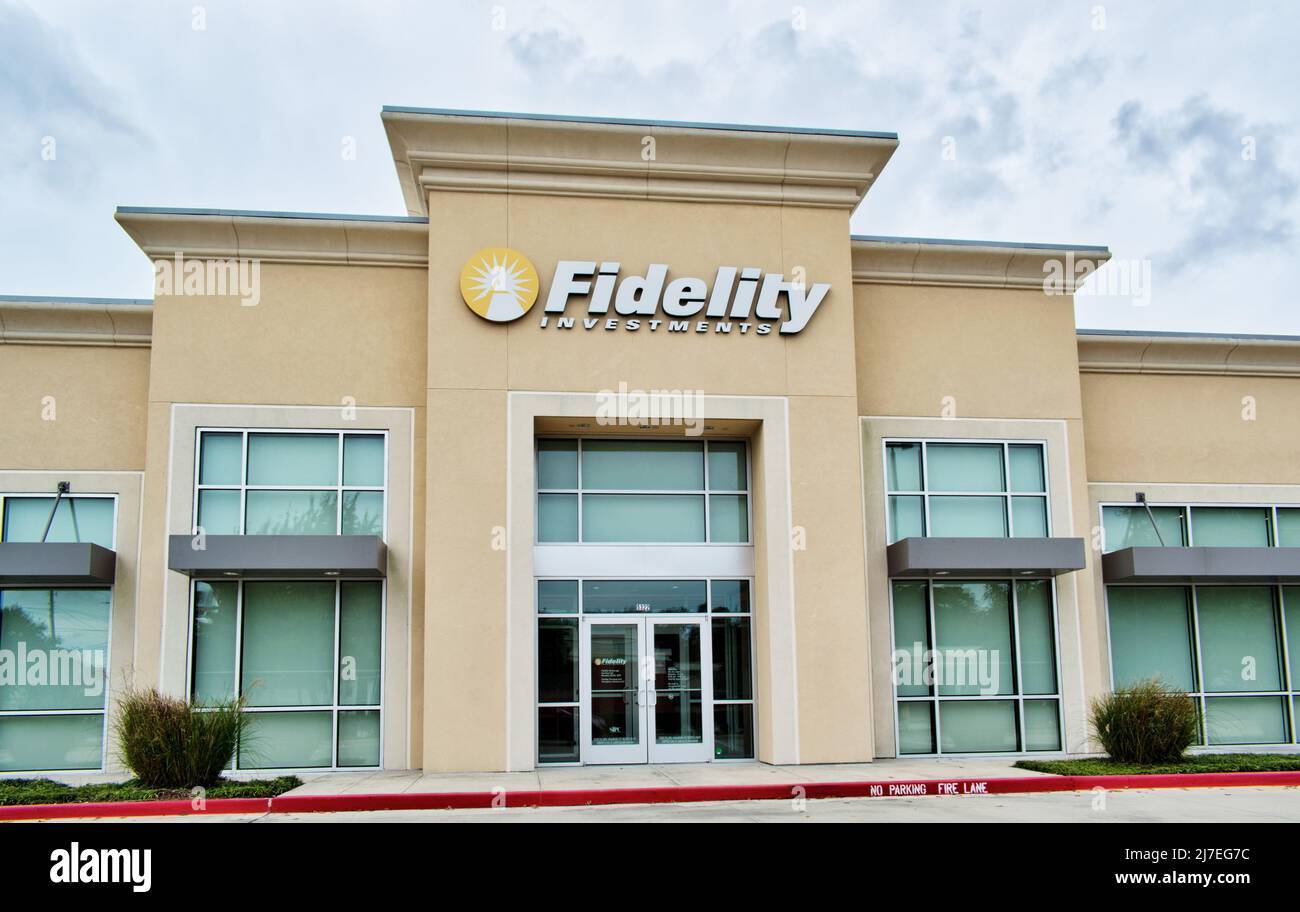 Houston, Texas USA 12-05-2021: Fidelity Investments Financial Building exterior in Houston TX. Globaler Finanzdienstleistungskonzern, gegründet 1946. Stockfoto