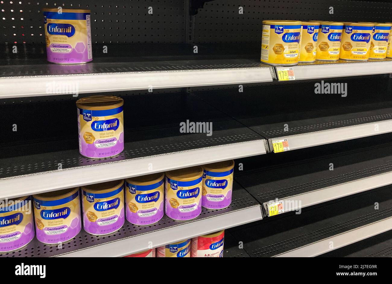 In einem Walmart-Lebensmittelgeschäft in Orlando ist ein Schauregal für Babyformeln zu sehen. In den Vereinigten Staaten haben sich die Geschäfte schwer getan, genug Babyformeln zu vorrätig zu haben, was dazu führte, dass einige Ketten die Einkäufe der Kunden einschränkten. Obwohl Hersteller berichten, dass sie mit voller Kapazität produzieren, reicht es immer noch nicht aus, um die aktuelle Nachfrage zu decken, die durch Produktrückrufe verschärft wurde. (Foto von Paul Hennessy / SOPA Images/Sipa USA) Stockfoto