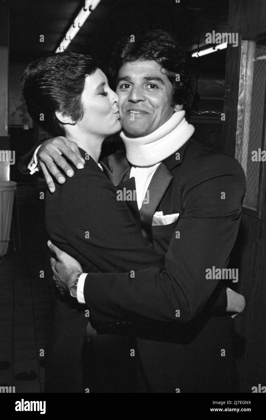 Erik Estrada und Beverly Sassoon beim „Black & White“-Ball der Ostersiegel zu Ehren von Pat Boone am 27. März 1981 im Hyatt Regency Hotel in Century City, Kalifornien. Quelle: Ralph Dominguez/MediaPunch Stockfoto