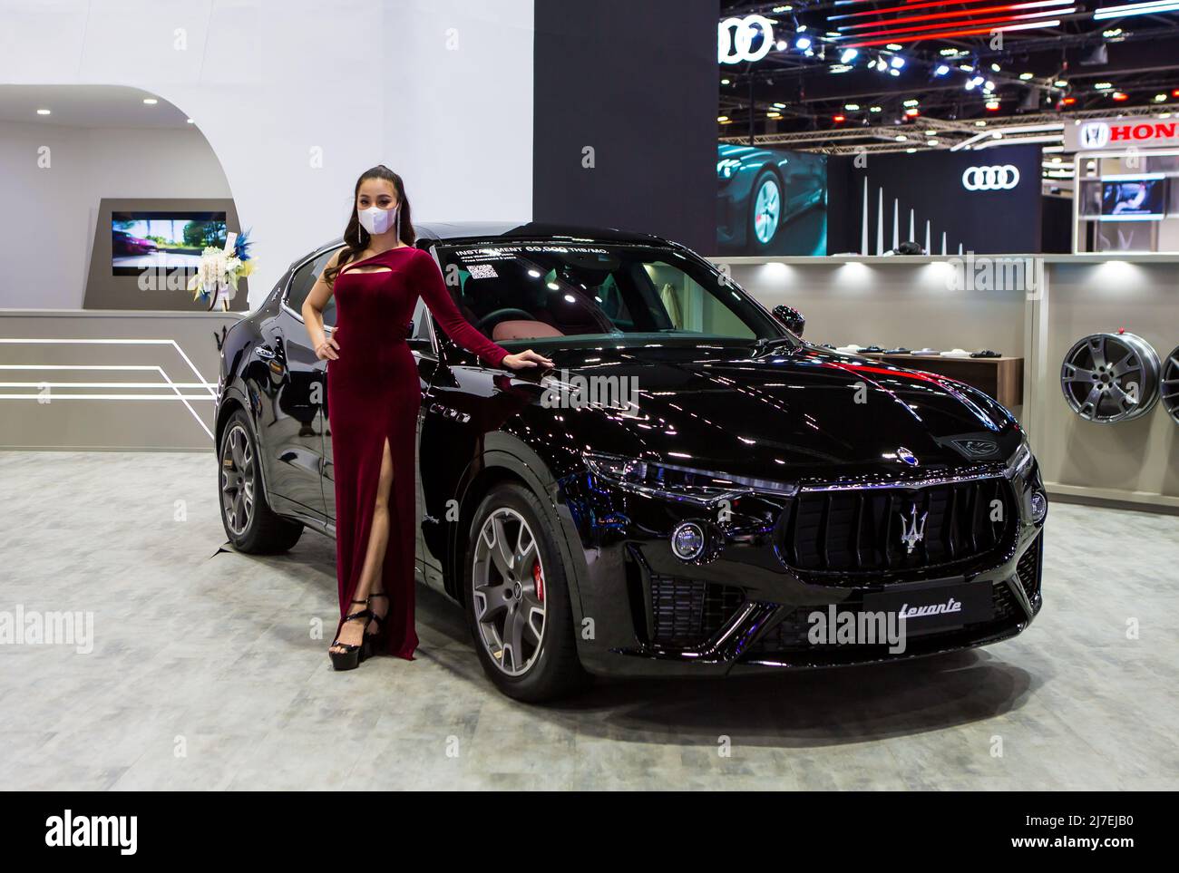 Nonthaburi, Thailand - 24. März 2022: Maserati Levante und Moderatorin auf der Motor Show 2022 Stockfoto