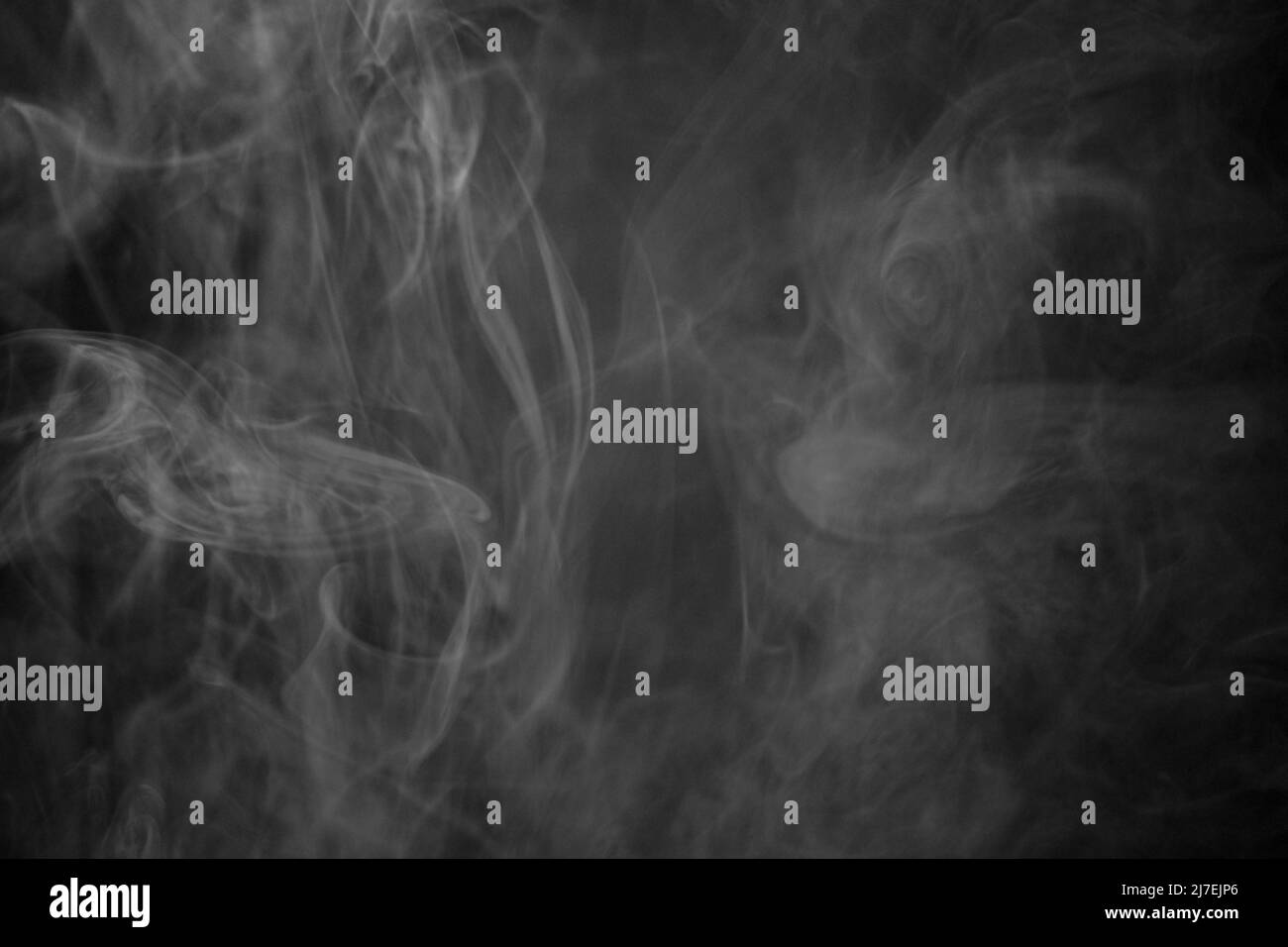 Eine Schwarz-Weiß-Aufnahme einer Rauchwolke vor schwarzem Hintergrund, Foto könnte als Hintergrund, Rauchstruktur oder abstrakt verwendet werden - Stock Photography Stockfoto