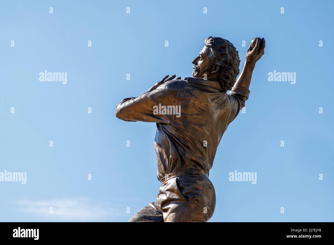 Dennis Lillee Statue, Yarra Park, Melbourne Cricket Ground, Melbourne, Victoria, Australien, Samstag, 16. April 2022.Foto: David Rowland / One-Image. Stockfoto