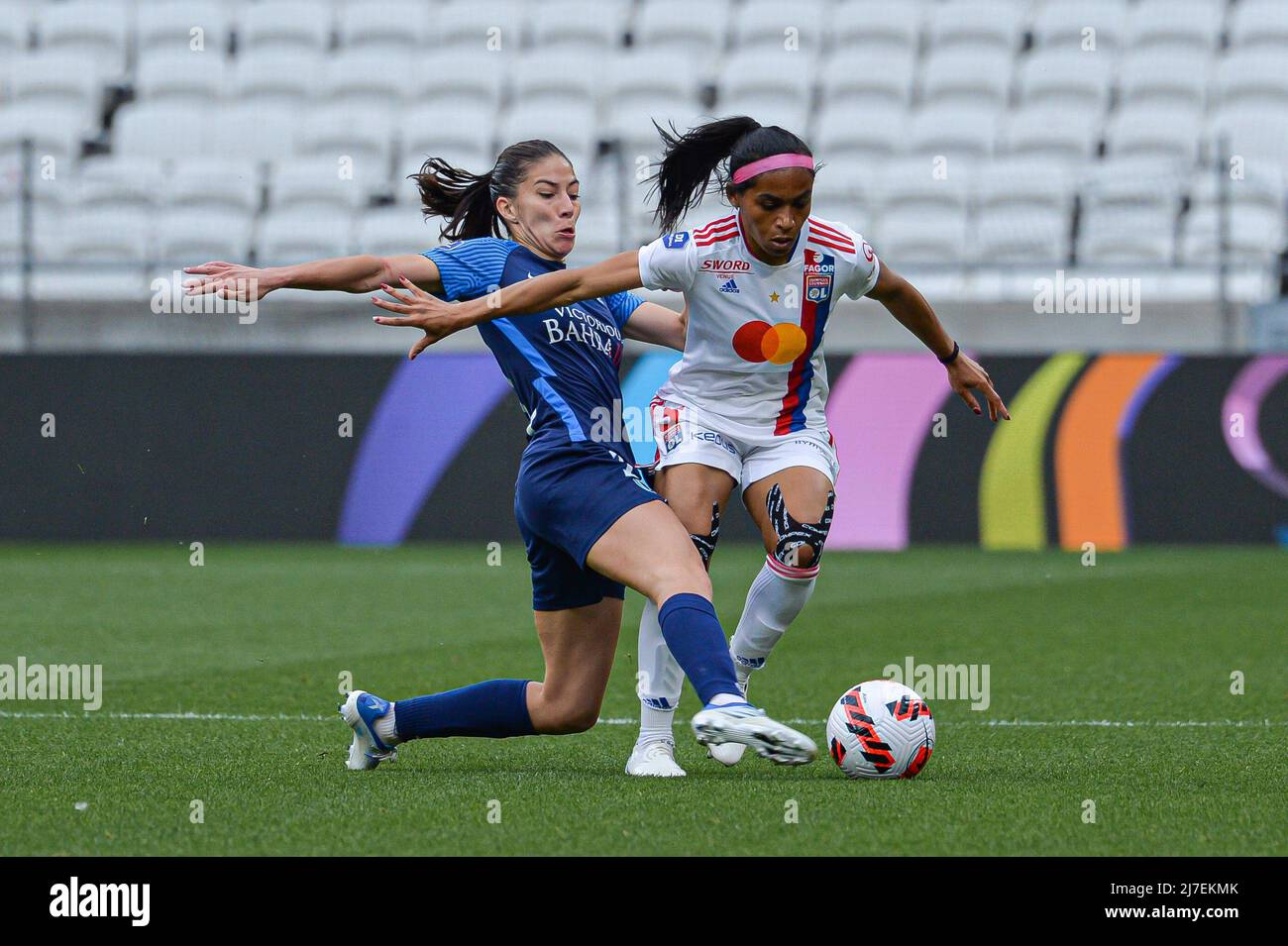 Lyon, Frankreich, 8. 2022. Mai: Clara Mateo (11. FC Paris) schlägt den Ball von Perle Morroni (5 Lyon) während des Arkema-Spiels D1 zwischen Olympique Lyonnais und dem FC Paris im Groupama Stadium in Lyon, Frankreich, ab. Lyubomir Domozetski/SPP (Foto: © Lyubomir Domozetski/Sport Press Foto via ZUMA Press) Stockfoto