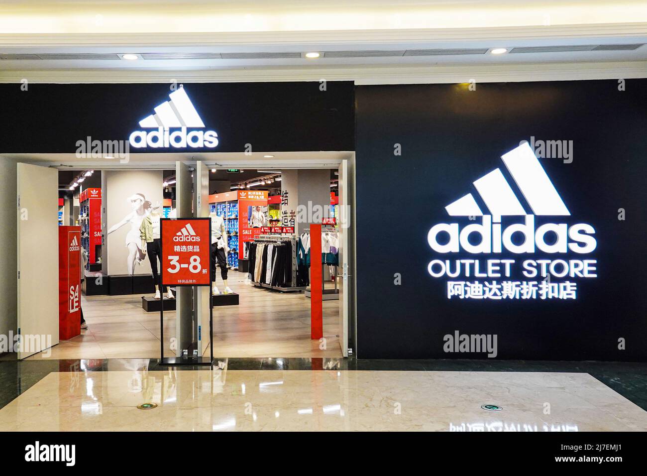 In Changzhou wird ein Adidas Outlet Store eröffnet. (Foto von Sheldon  Cooper / SOPA Images/Sipa USA Stockfotografie - Alamy