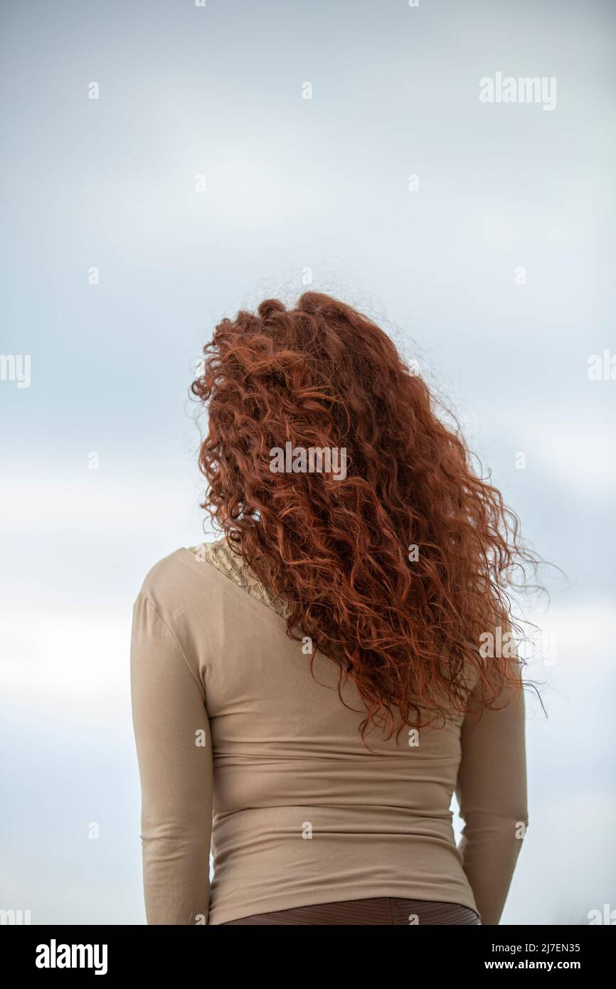 Rückansicht der Rothaarige im Freien Stockfoto