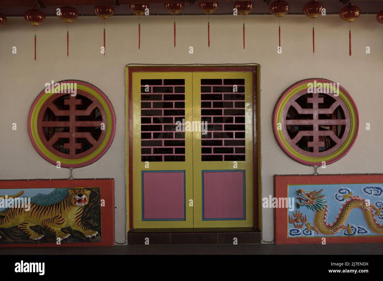 Eine mit Tierfiguren geschmückte Tür im Tempelkomplex Pulo Kemaro (Kemaro-Insel), einem Verehrungsort für Buddhismus, Taoismus und Konfuzianismus in Palembang, Südsumatra, Indonesien. Stockfoto