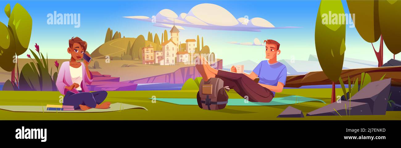 Leute, die Picknick an der Küste mit der Stadt auf der Insel machen. Vektor-Cartoon-Illustration des Sommers mediterrane Landschaft mit Mädchen und Mann sitzen auf Matten mit Büchern, Rucksack, Tasse und Telefon Stock Vektor