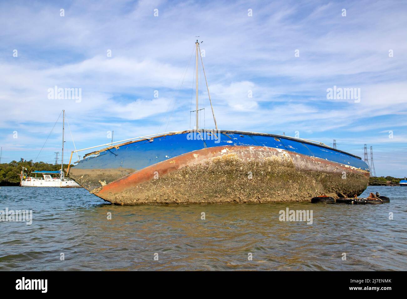 Zerstörte Yacht im Port River, Adelaide Stockfoto
