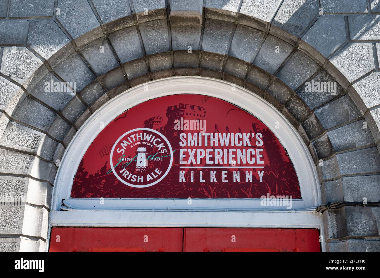 Kilkenny, Irland - 20. April 2022: Das Zeichen für die Smithwick's Experience in Kilkenny Irland. Stockfoto