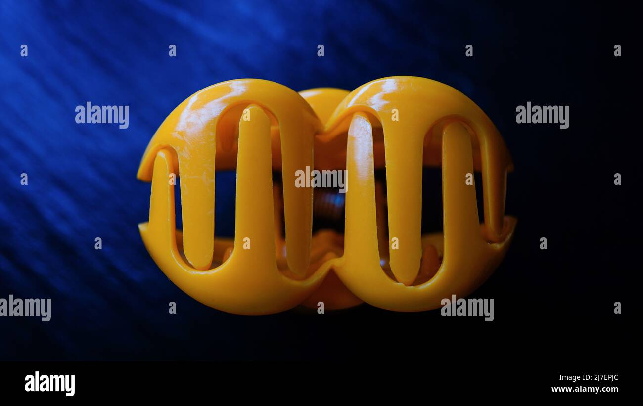 Nahaufnahme der gelben Haarspange, Objektaufnahme Makrofotografie Stockfoto