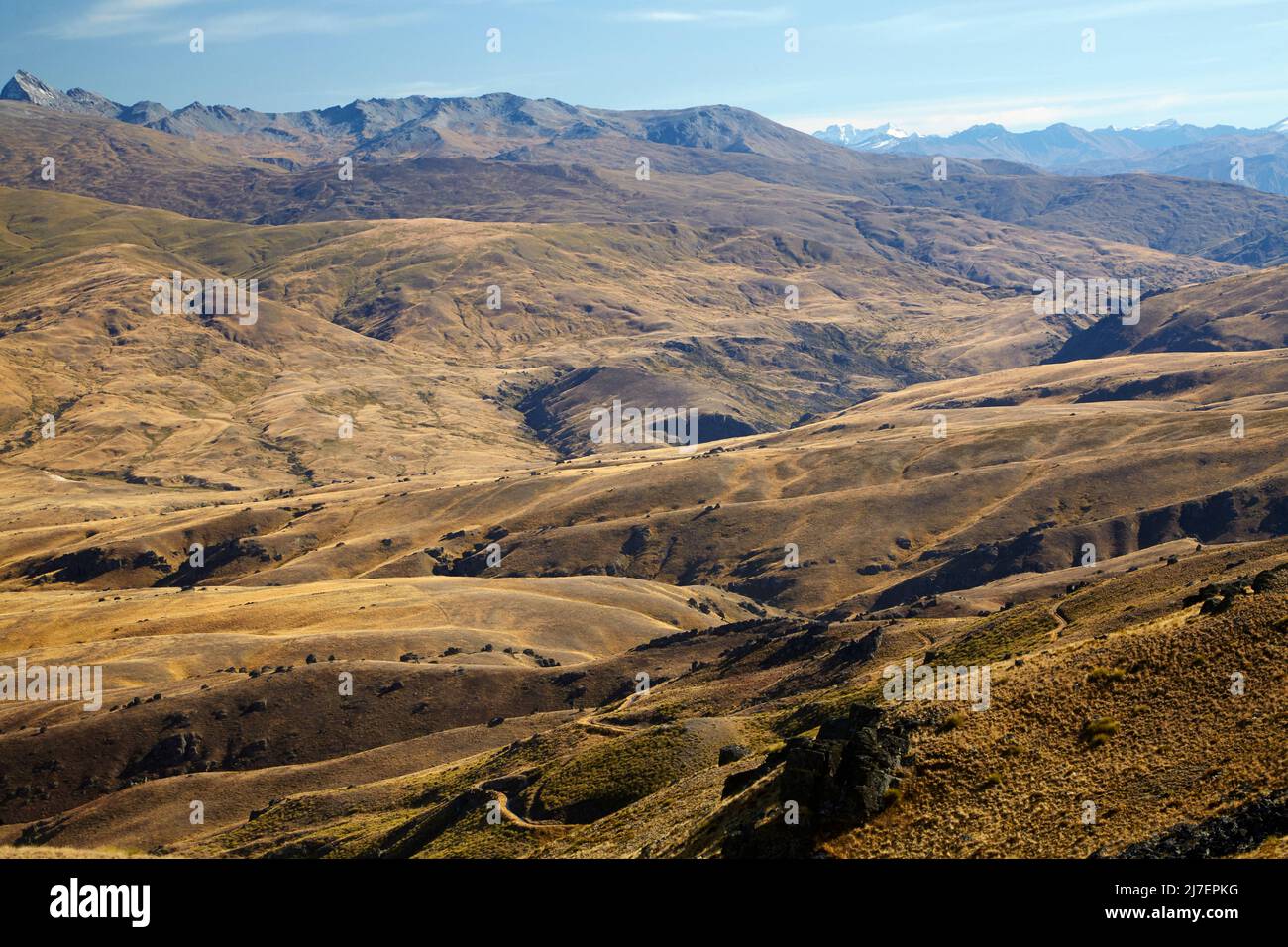 Nevis Valley und Hector Mountains vom Kopuwai Conservation Area, Old Woman Range, Central Otago, South Island, Neuseeland aus gesehen Stockfoto