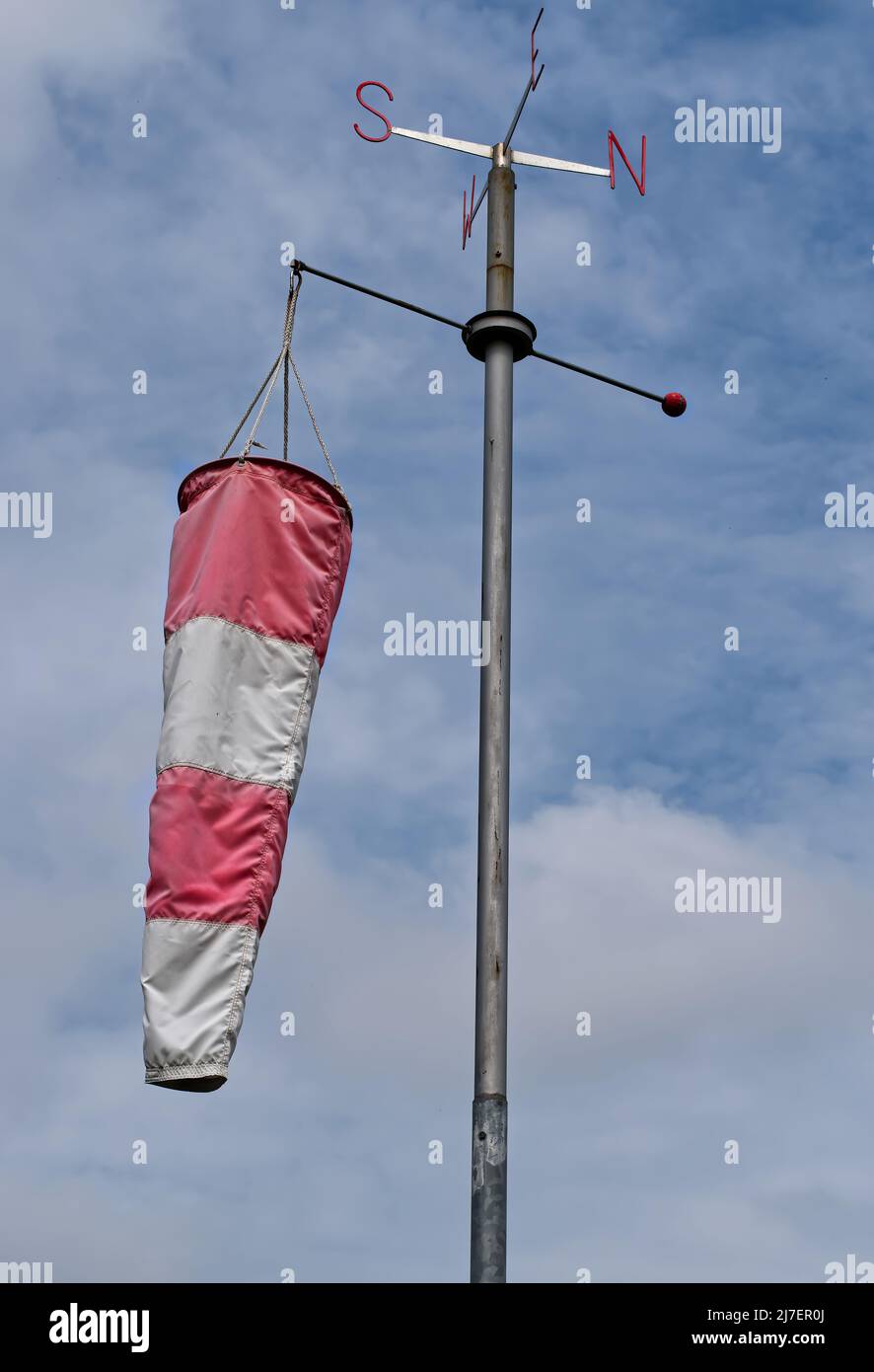 Weiße und rote Windsack isoliert auf blauem Himmel Hintergrund. Das Konzept der Windblaserichtung prüfen Stockfoto