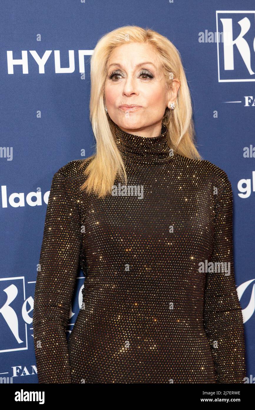 Judith Light trägt das Kleid von Sergio Hudson bei den jährlichen GLAAD Media Awards 33. im Hilton Midtown. Die GLAAD Media Awards würdigen Medien für faire, genaue und inklusiv dargestellte Darstellungen von LGBTQ-Personen und -Themen. (Foto von Lev Radin/Pacific Press) Stockfoto