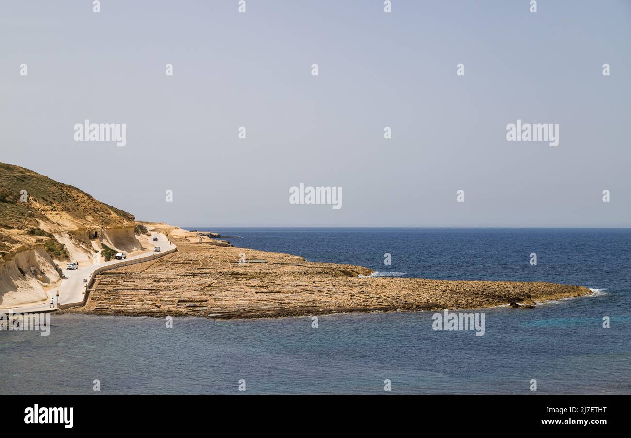 Im April 2022 säumen Xwejni-Salzpfannen die Küste nördlich von Gozo, Malta. Stockfoto