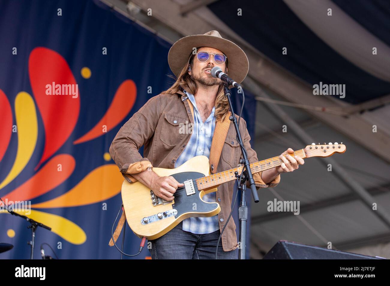 Lukas Nelson tritt mit Promise of the Real während des New Orleans Jazz & Heritage Festivals am 8. Mai 2022 auf dem Fair Grounds Race Course in New Orleans, Louisiana, auf (Foto: Daniel DeSlover/Sipa USA) Stockfoto