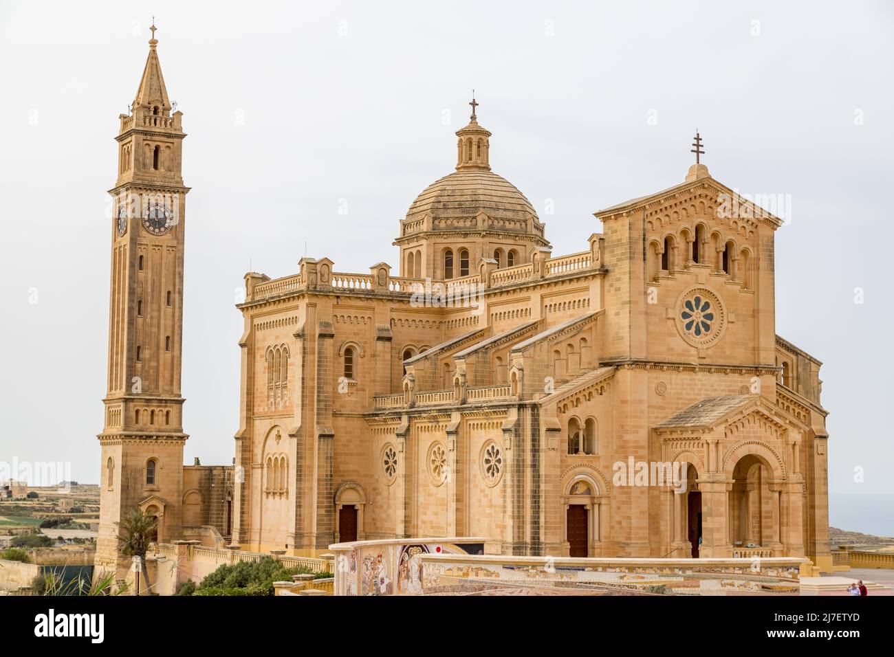 Basilika des Nationalheiligtums der seligen Jungfrau von Ta' Pinu, aufgenommen im April 2022 auf der Insel Gozo auf Malta. Stockfoto