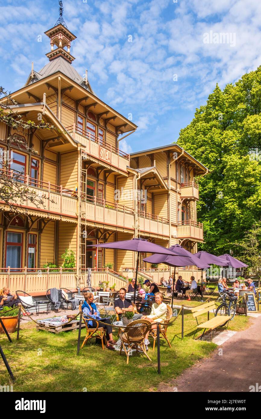 Restaurant in einem alten idyllischen Holzhaus mit Besuchern Stockfoto