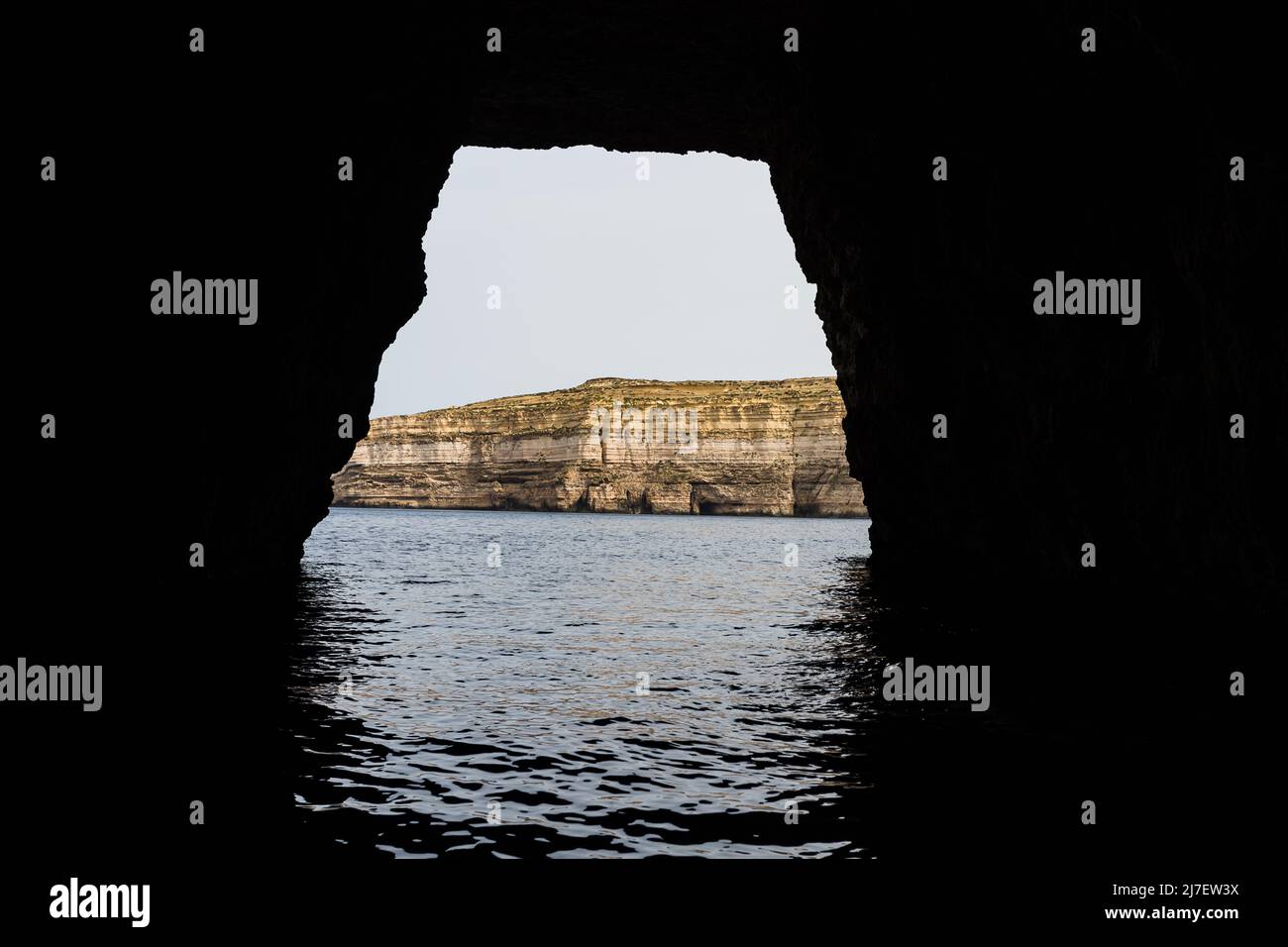 Verlassen Sie die Dwejra-Binnenmeer von einem Boot auf der Insel Gozo, Malta, im April 2022. Stockfoto