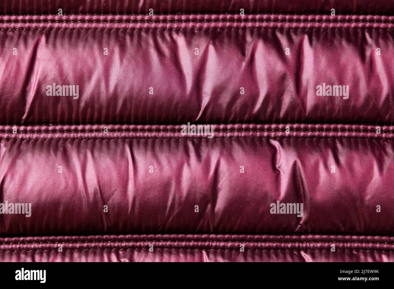Detail der lila Winterjacke, Wasser- und winddicht Material, Stoff Stoffmuster Stockfoto