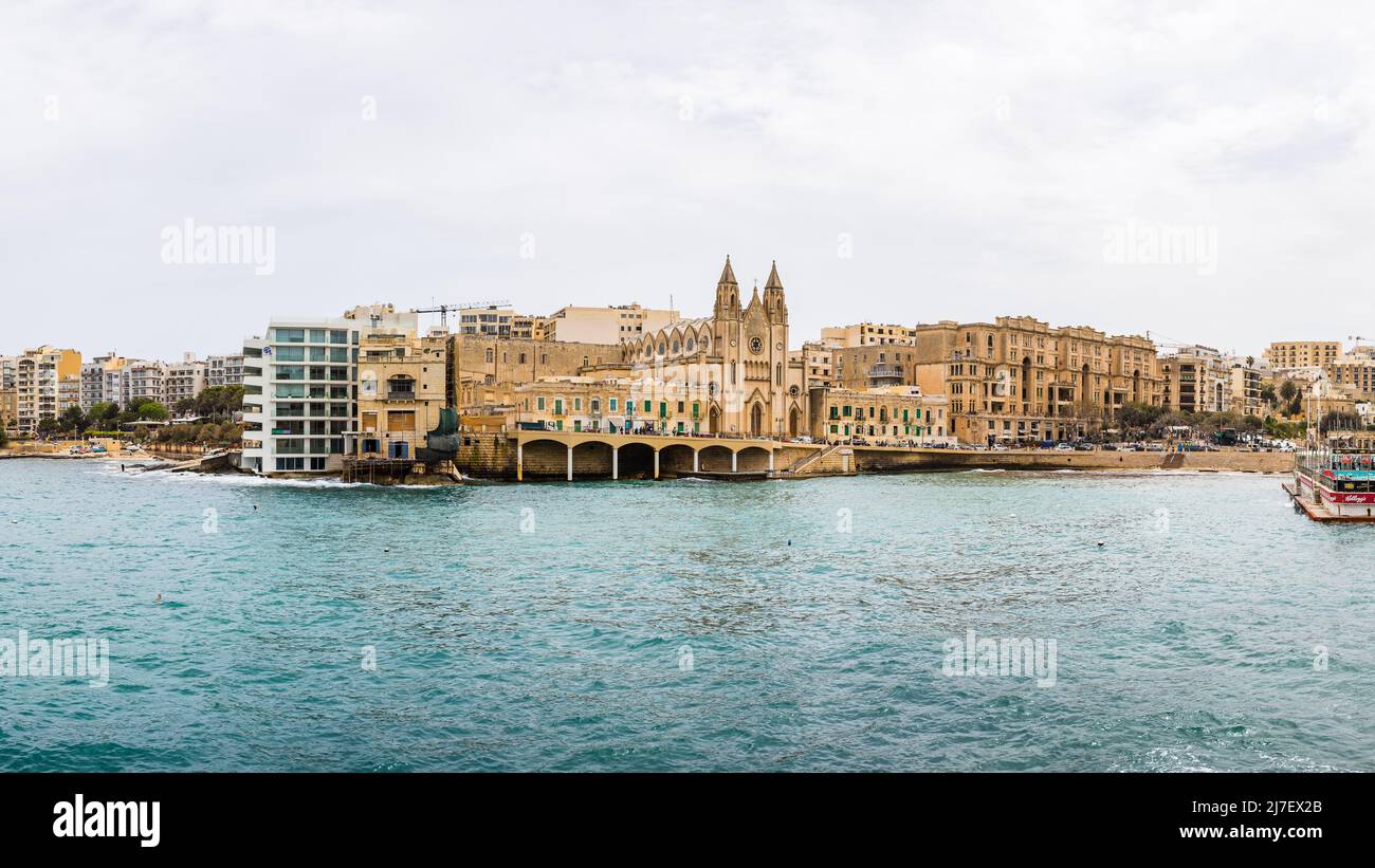 Ein Panorama von Knisja Tal-Karmnu, das im April 2022 in der Balluta Bay, Malta, zu sehen war. Stockfoto