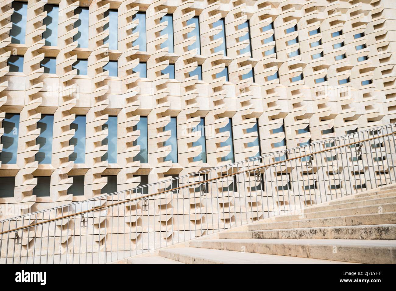 Im Mai 2022 führen breite Stufen und ein Geländer vor das Parlamentsgebäude in Valletta, Malta, und schaffen so ein sehr abstraktes Bild. Stockfoto