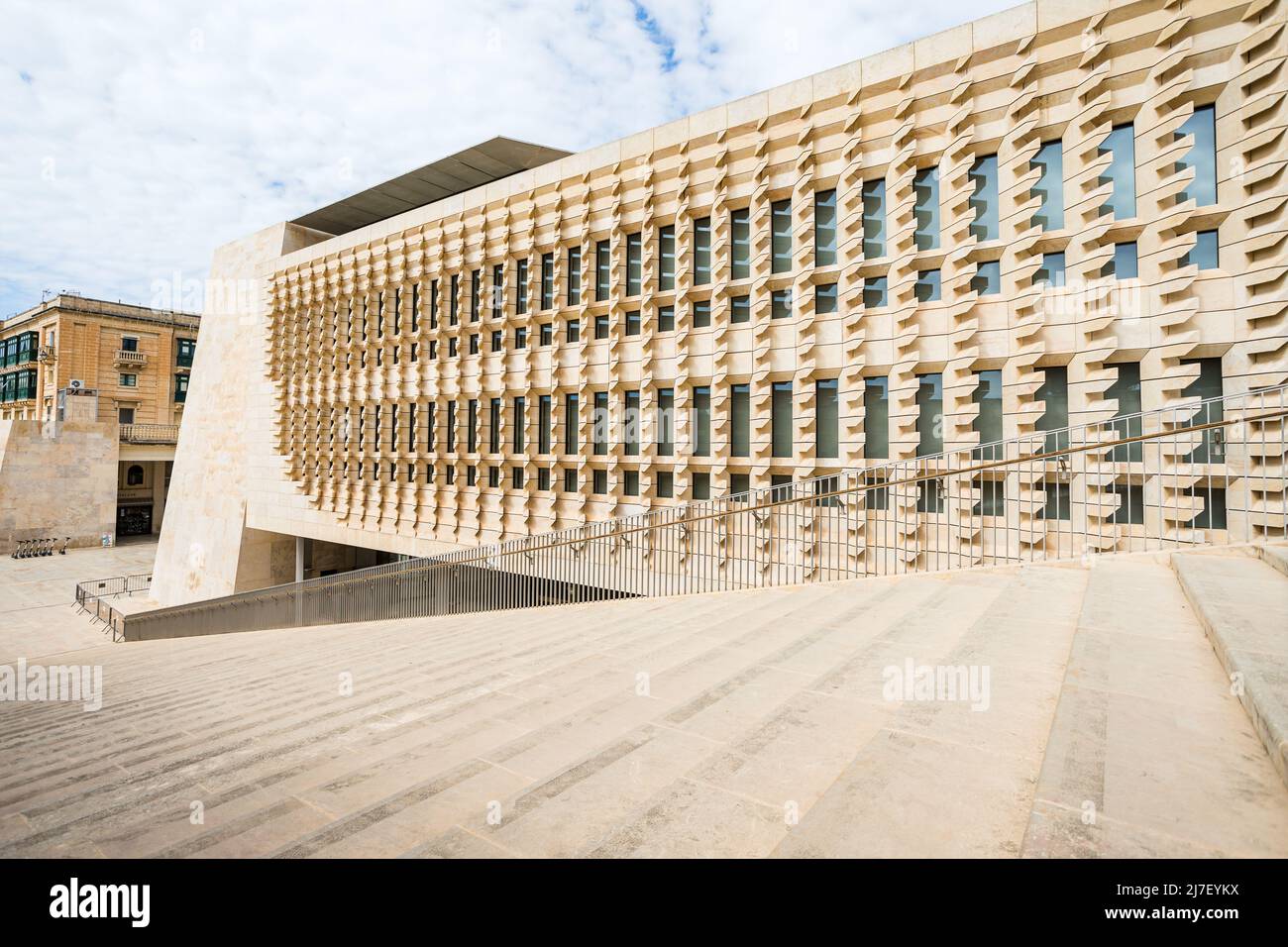 Sonnenlicht scheint auf den breiten Stufen entlang der Außenseite des neuen Parlamentshauses in Valletta, Malta, im Mai 2022. Stockfoto