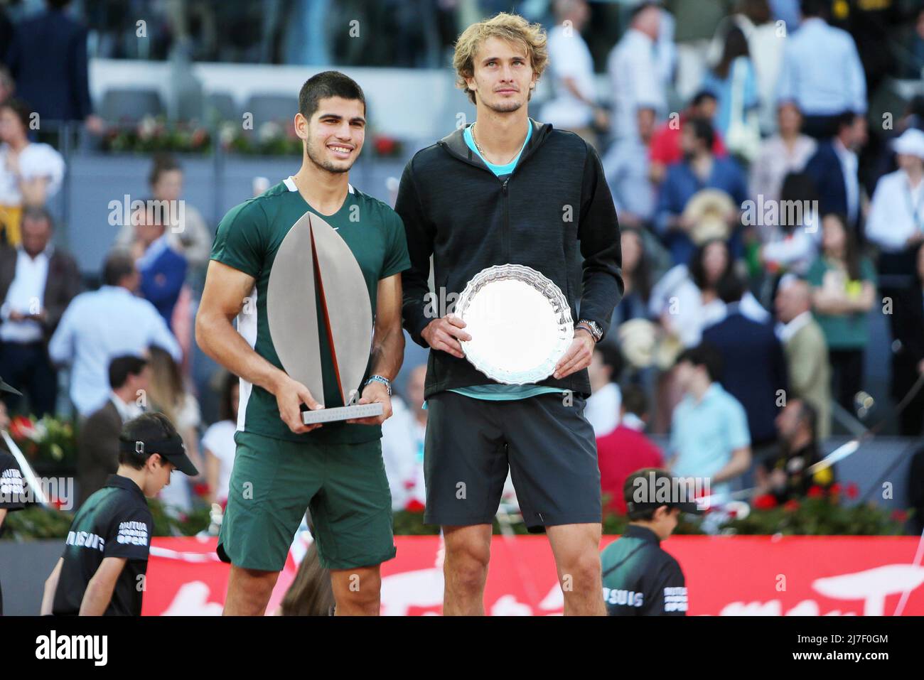 Carlos Alcaraz aus Spanien mit der Siegertrophäe und Alexander Zverev aus Deutschland mit der zweitplatzierten Trophäe, Final Men's ATP match beim Tennisturnier Mutua Madrid Open 2022 am 8. Mai 2022 im Caja Magica Stadion in Madrid, Spanien - Foto Laurent Lairys / DPPI Stockfoto