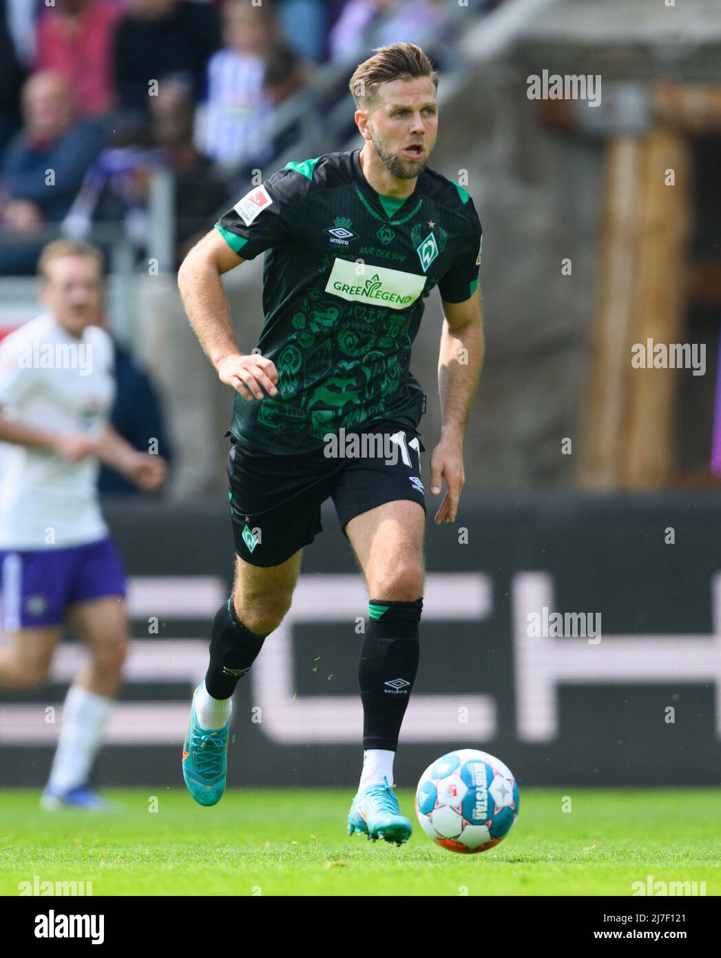 Aue, Deutschland. 08.. Mai 2022. Fußball: 2. Bundesliga, FC Erzgebirge Aue - SV Werder Bremen, Matchday 33, Erzgebirgsstadion. Bremens Niclas Füllkrug spielt den Ball. Kredit: Robert Michael/dpa - WICHTIGER HINWEIS: Gemäß den Anforderungen der DFL Deutsche Fußball Liga und des DFB Deutscher Fußball-Bund ist es untersagt, im Stadion und/oder vom Spiel aufgenommene Fotos in Form von Sequenzbildern und/oder videoähnlichen Fotoserien zu verwenden oder zu verwenden./dpa/Alamy Live News Stockfoto