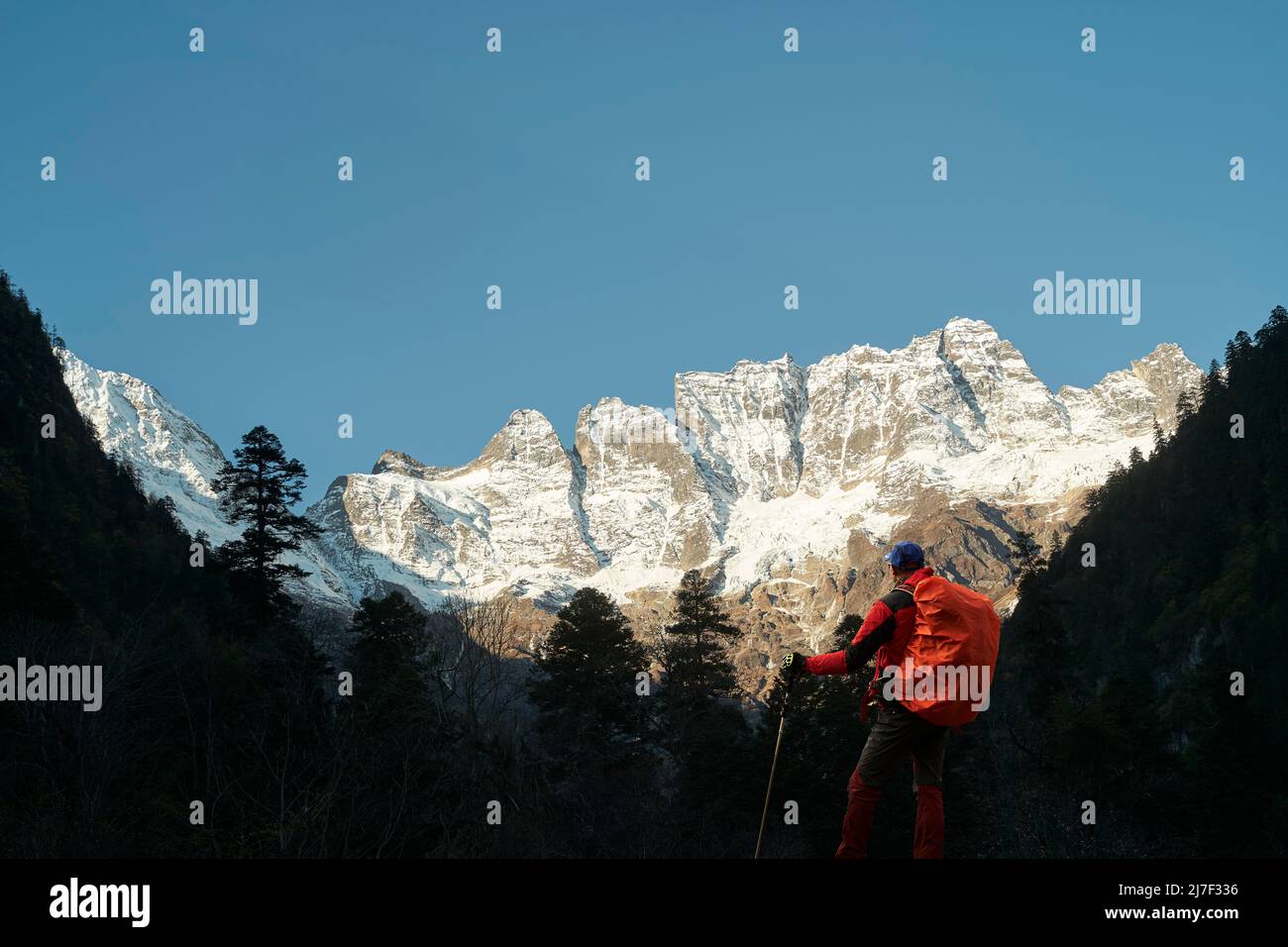 Rückansicht des asiatischen Wanderers mit Blick auf den Berg Jiawaren-an, der Teil der meili-Schneeberge in der Provinz yunnan, china ist Stockfoto