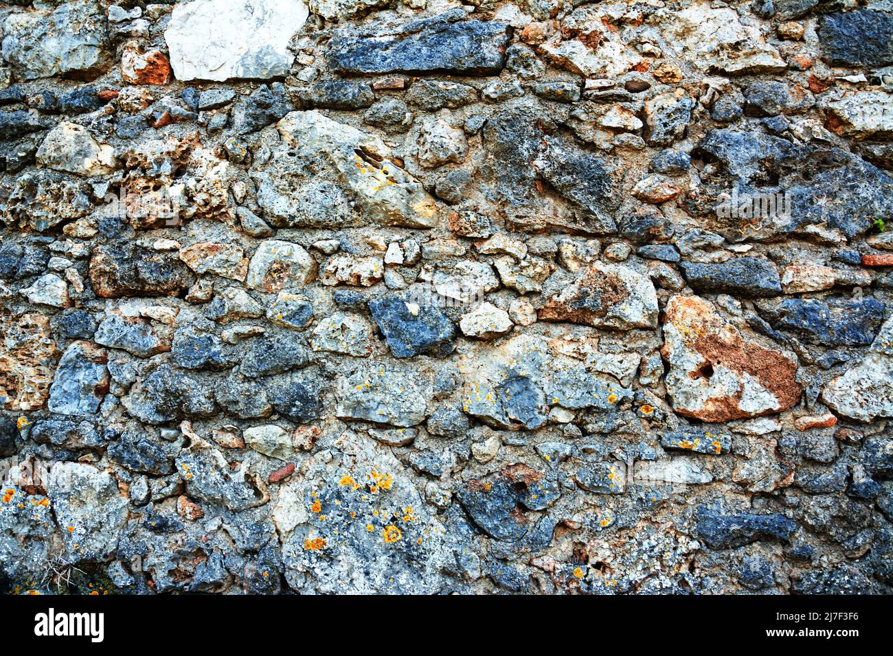 Hintergrund R Burgmauer, Eine Nahaufnahme Einer Bunten Steinmauer Unter Den  Lichtern Draufsicht Auf Die Burgmauer 33461340, image size:1300x956