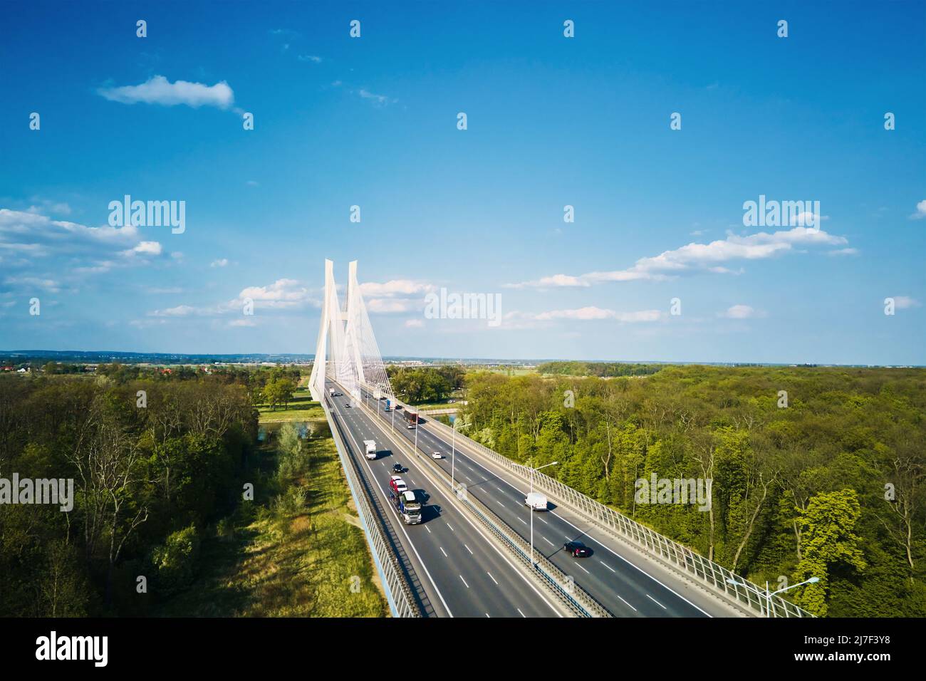 Große moderne Brücke über den Fluss in der europäischen Stadt mit Autoverkehr, Luftaufnahme. Redzinski-Brücke über die oder in Breslau, Polen Stockfoto