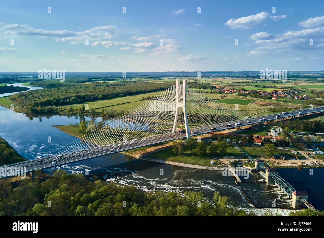 Große moderne Brücke über den Fluss in der europäischen Stadt mit Autoverkehr, Luftaufnahme. Redzinski-Brücke über die oder in Breslau, Polen Stockfoto