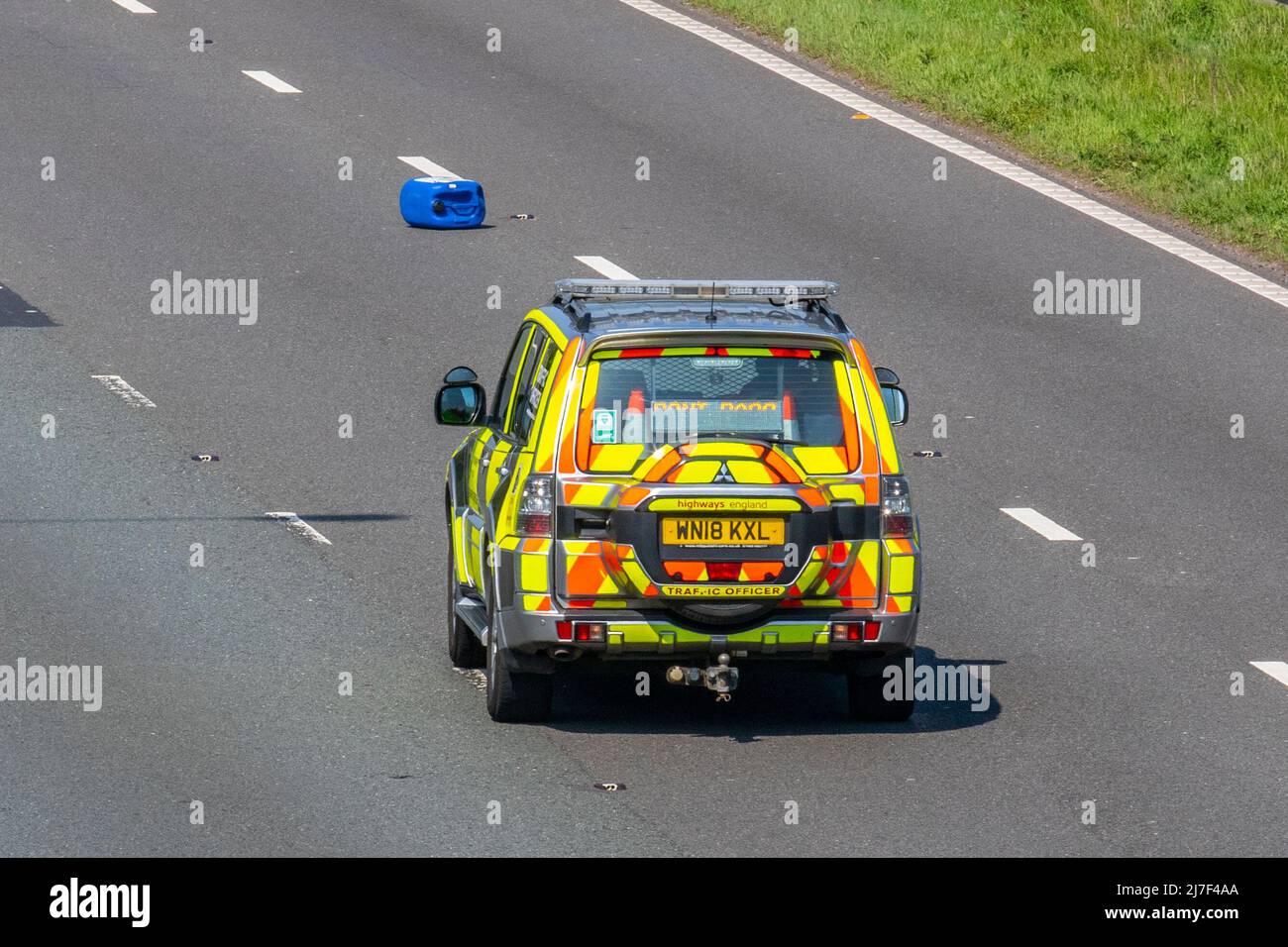 Die Behinderung des Motors wurde von Verkehrsbeamten beseitigt, die den Verkehr auf der britischen Autobahn M61 gestoppt hatten Stockfoto