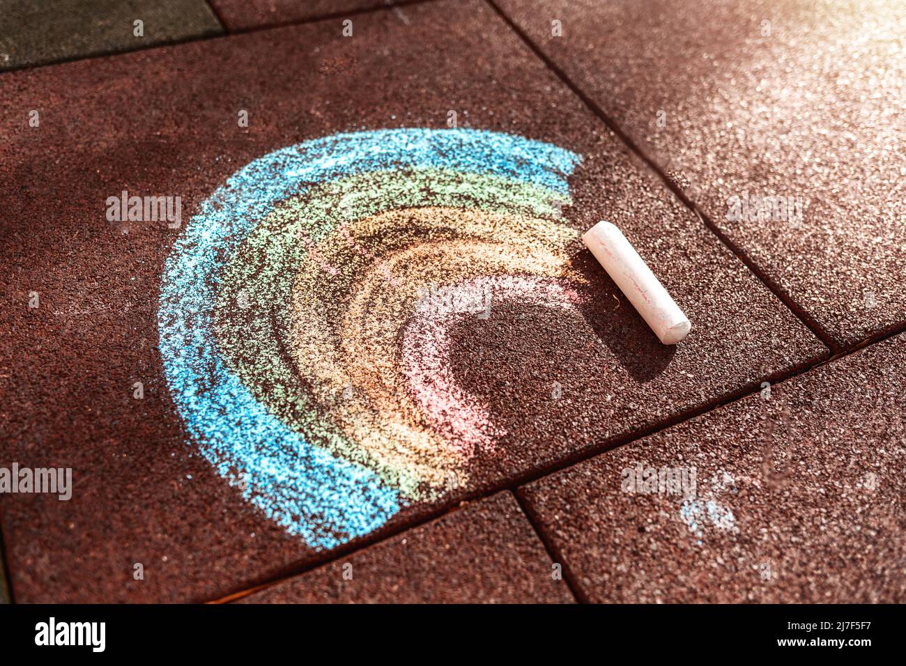Eine Kinderzeichnung eines Regenbogens, gezeichnet mit Buntstiften. Draufsicht. Das Konzept einer glücklichen Zukunft und Hoffnungen. Stockfoto