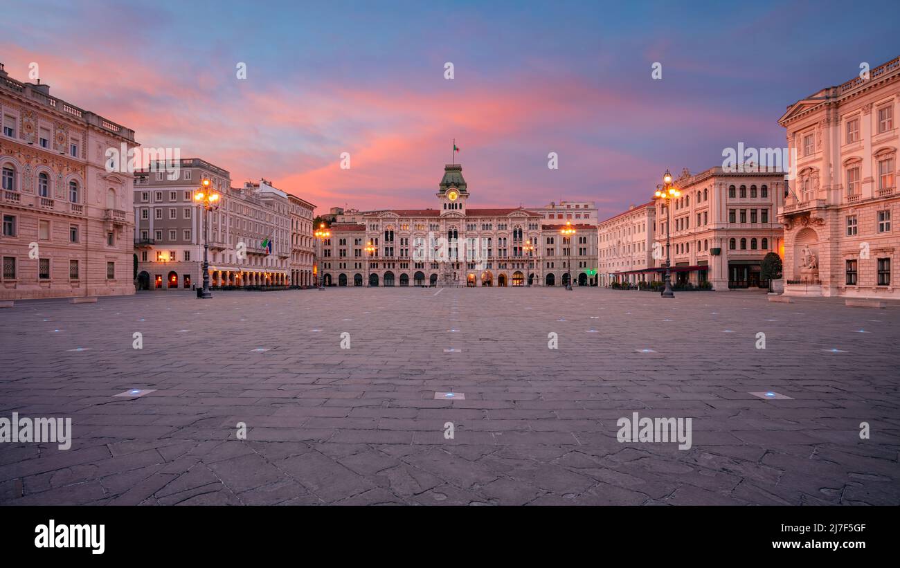 Triest, Italien. Panorama-Stadtbild der Innenstadt von Triest, Italien mit Hauptplatz bei dramatischem Sonnenaufgang. Stockfoto