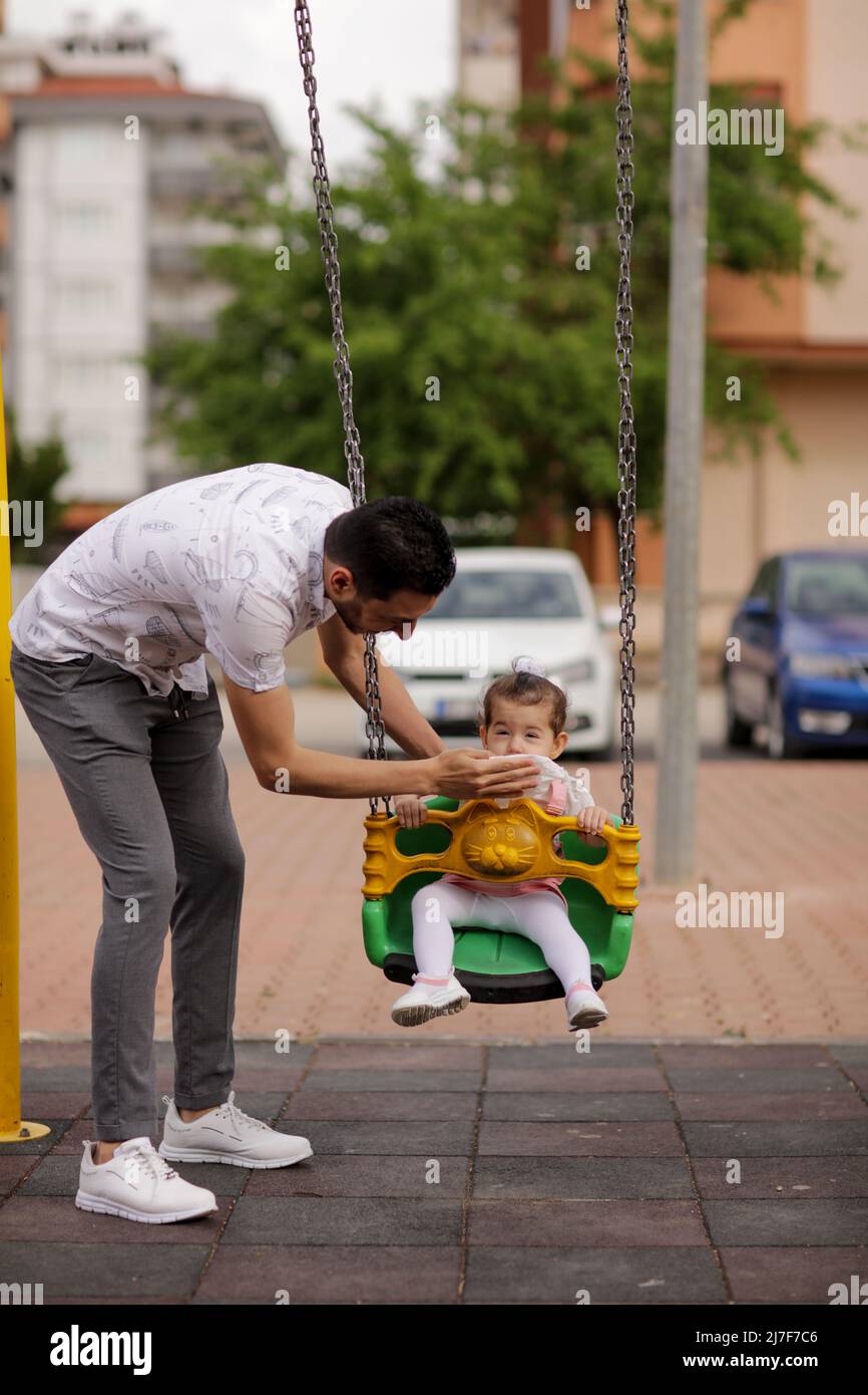 1. Mai 2022, Gaziantep, Türkei: Gaziantep, Türkei. 01 Mai 2022. Der syrische Großvater Kamal Khatib spielt mit seinem Enkelkind auf einem Spielplatz in Gaziantep. Kamal und sein Sohn Bashir wurden getrennt, als Kamal aus dem Krieg floh, um in Jordanien Zuflucht zu suchen. Erst 10 Jahre später, als Kamal in die Türkei reisen konnte, um sich wegen seiner sehr aggressiven Krebsform behandeln zu lassen, kam er mit seinem Sohn wieder zusammen, der jetzt mit seiner Frau und zwei kleinen Kindern in der Türkei lebt. Die Veranstaltung beleuchtet die Tragödie des Krieges in Syrien, bei dem die Syrer in einem nie endenden Konflikt gefangen sind und große Verluste, Vertreibung, und ein verursachen Stockfoto