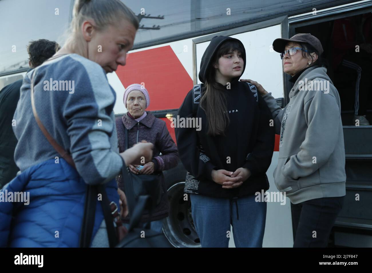 Donezk. 7.. Mai 2022. Am 7. Mai 2022 treffen Evakuierte aus Mariupol in einem provisorischen Wohnzentrum im Dorf Bezimenne in Donezk ein. Kredit: Victor/Xinhua/Alamy Live Nachrichten Stockfoto