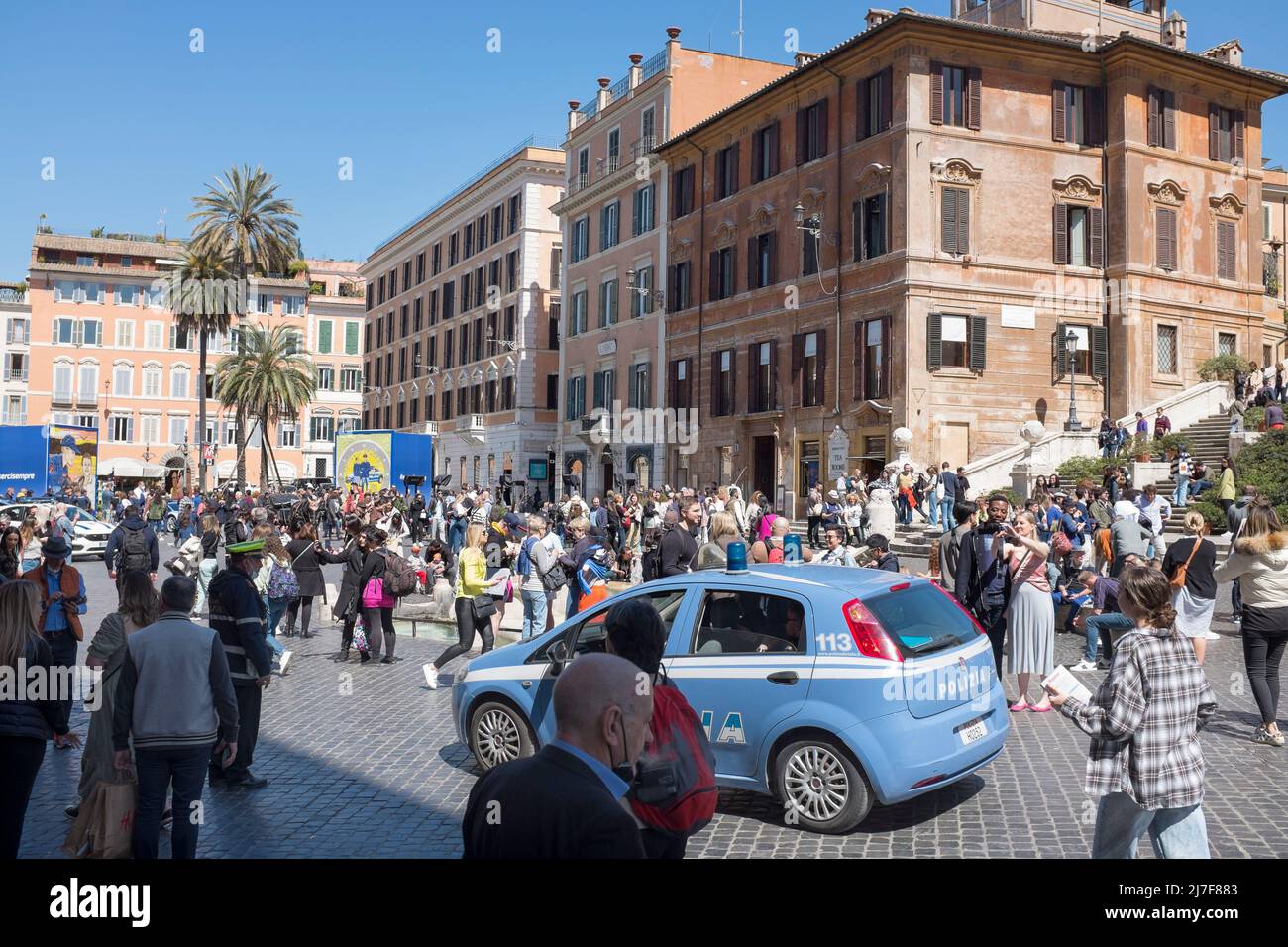 Polizeiauto fährt durch Touristenmassen an der Spanischen Treppe Rom Italien Stockfoto