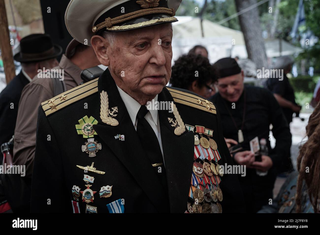 Jerusalem, Israel. 9.. Mai 2022. Veteranen des Zweiten Weltkriegs und Nachkommen aus dem ganzen Land versammeln sich am Denkmal für die jüdischen Soldaten der Roten Armee während des Zweiten Weltkriegs auf dem Militärfriedhof auf dem Berg Herzl in Jerusalem, einige in ihrer WWII-Uniform mit Medaillen, Dekorationen und Enkelkindern, die den Sieg der Alliierten über Nazi-Deutschland feiern. Es wurde berichtet, dass Premierminister Bennett einen Antrag der Ukraine zur Absage von Zeremonien abgelehnt hat, der einen der wichtigsten weltlichen Feiertage Russlands ankündigt und Solidarität mit dem Sieg der Roten Armee zeigt. Kredit: Nir Alon/Alamy Live Nachrichten Stockfoto