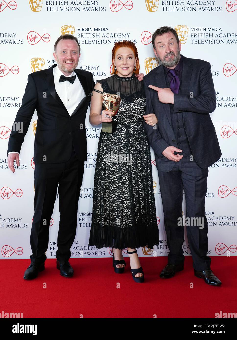 Die beste Frau in einer Comedy BAFTA TV-Gewinnerin Sophie Willan mit Lee Mack (links) und Chris McCausland (rechts) bei den Virgin BAFTA TV Awards 2022 in der Royal Festival Hall in London. Bilddatum: Sonntag, 8. Mai 2022. Stockfoto