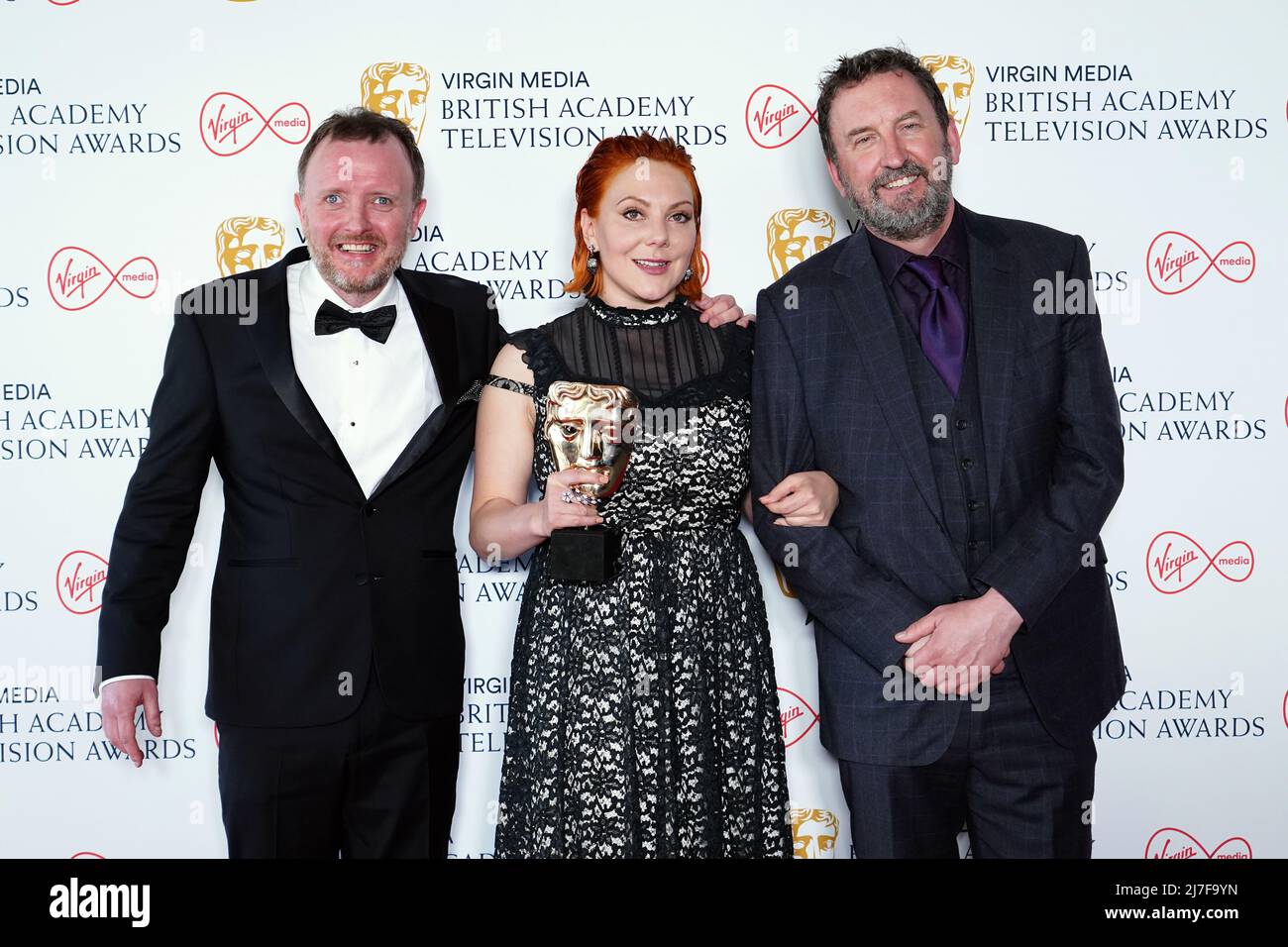 Die beste Frau in einer Comedy BAFTA TV-Gewinnerin Sophie Willan mit Lee Mack (links) und Chris McCausland (rechts) bei den Virgin BAFTA TV Awards 2022 in der Royal Festival Hall in London. Bilddatum: Sonntag, 8. Mai 2022. Stockfoto